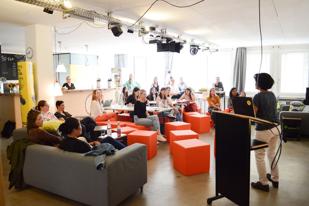 Coworking Nürnberg Eventlounge während des Digital Women Days mit vielen Gästen und Teilnehmer:innen