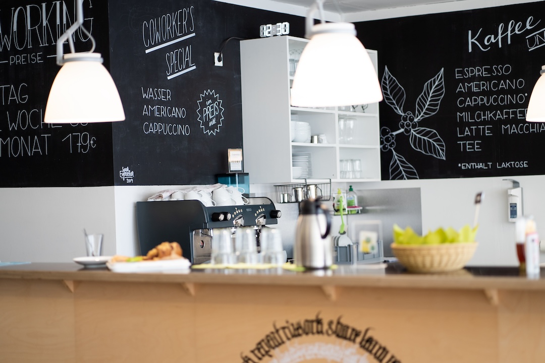 Coworking Nuremberg event lounge with cozy coffee bar