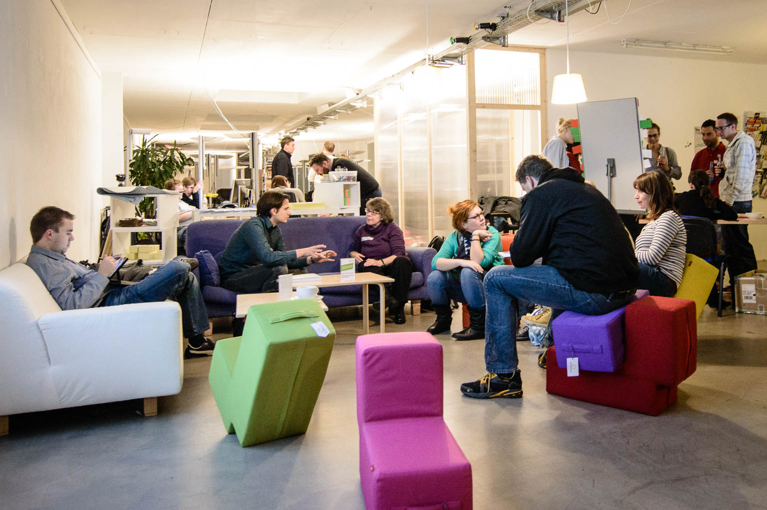 Coworking Nürnberg Eventlounge mit gemütlichen Sofas und Sitzgelegenheiten