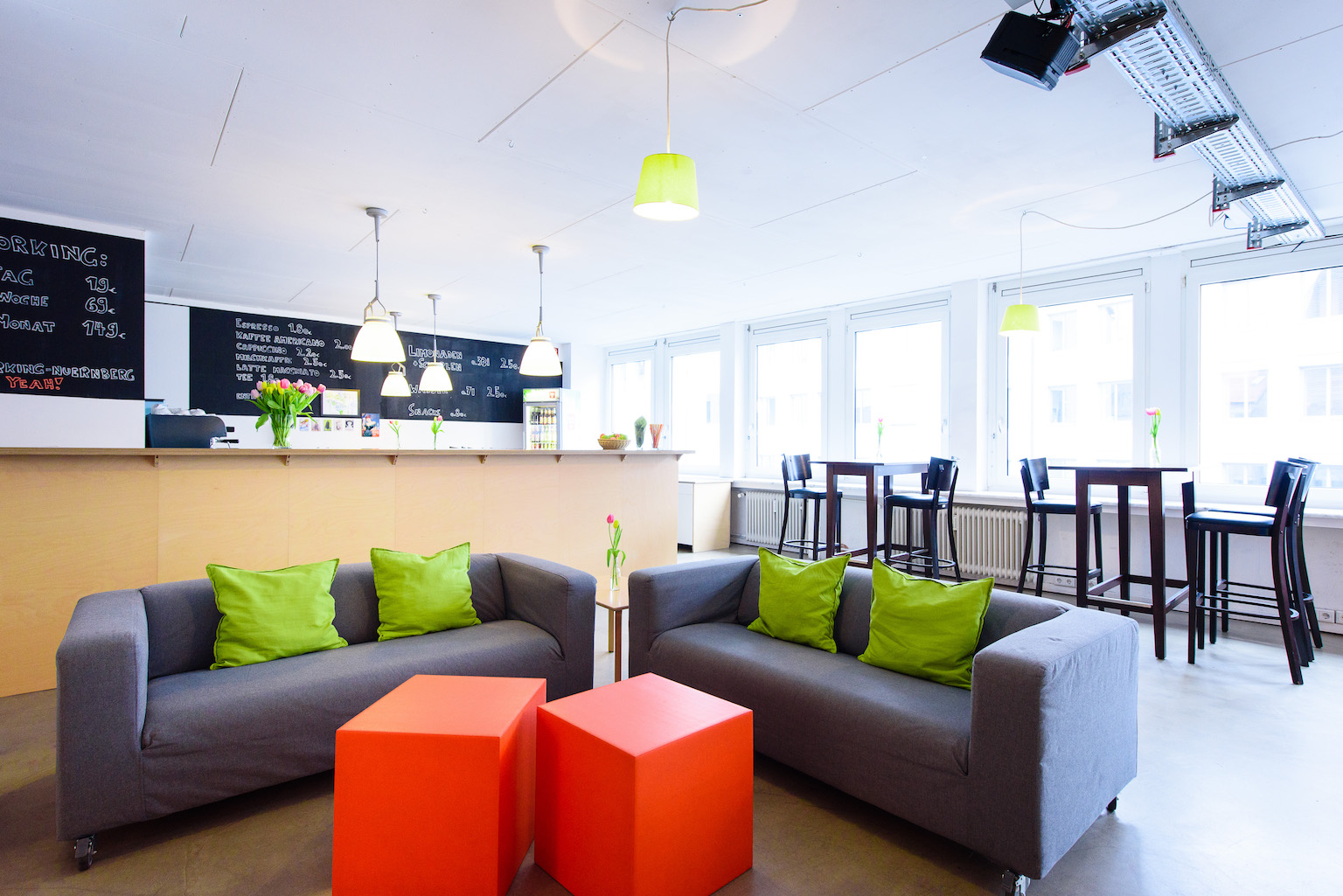 Coworking Nürnberg Kaffeebar und Lounge Bereich